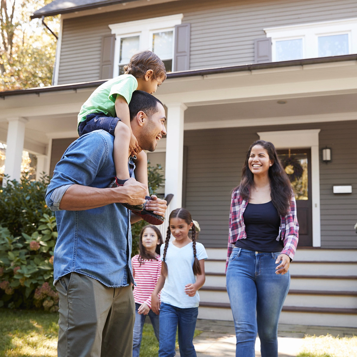 Photo d'une famille devant leur maison pour Fernando Courchesne & Fils